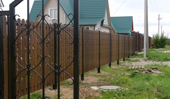 Строительство забора из дерева в Фаниполе
